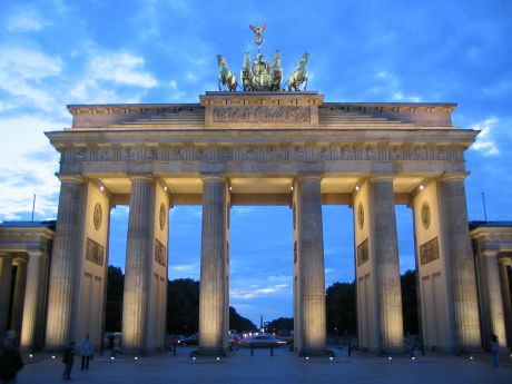 The Brandenburger Tor at the blue hour, fot by AlterVista (talk · contribs) [GFDL (httpwww.gnu.orgcopyleftfdl.html) or CC-BY-SA-3.0 (httpcreativecommons.orglicensesby-sa3.0)], via Wikimedia Commons