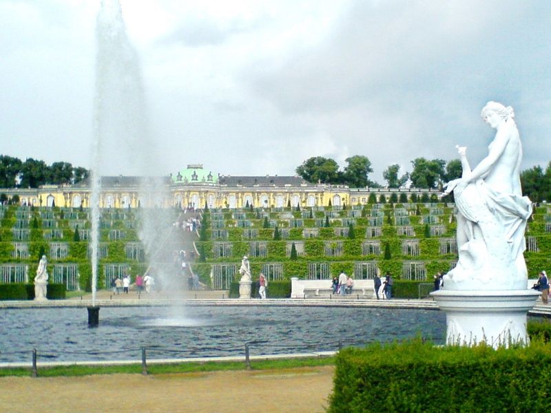 Potsdam_-_Schloss_Sanssouci_mit_Weinberg_2005_, User:Torinberl, CC BY-SA 3.0 <http://creativecommons.org/licenses/by-sa/3.0/>, via Wikimedia Commons