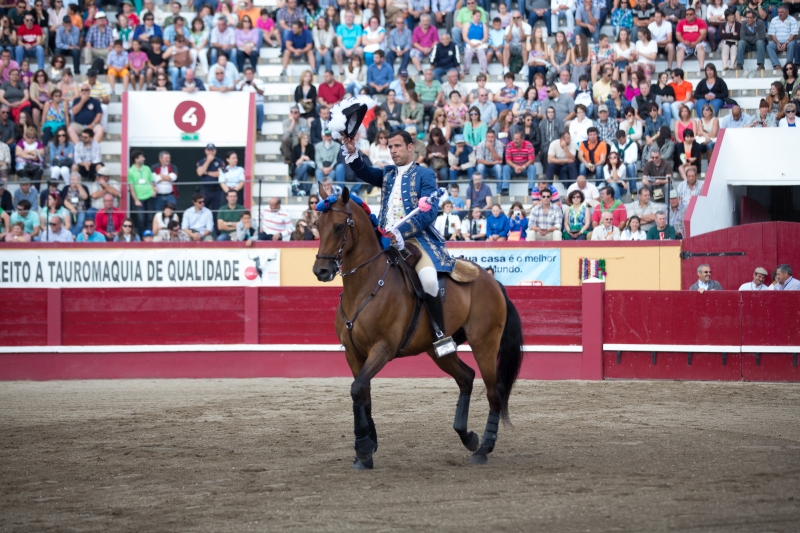 Jezdziec i kon lusitano podczas corridy- fot CM Angra do Heroismo-sm