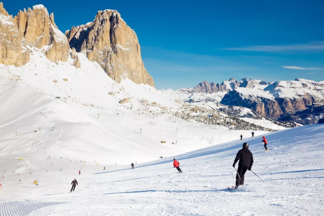 Narciarze na trasie w Val di Fassa w Dolomitach