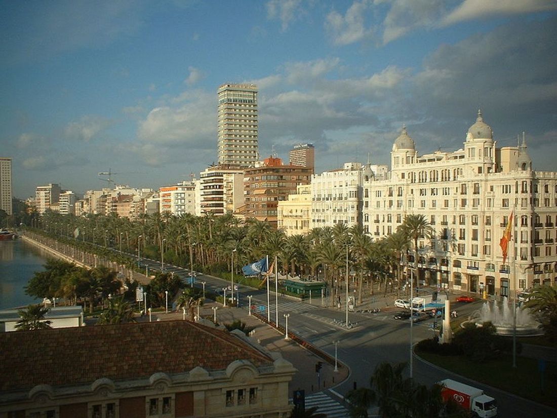 ALICANTE, fot. Zarkos, Public domain, via Wikimedia Commons