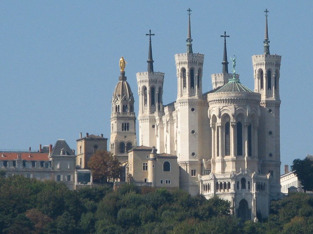 Basilique_de_Fourvière_from_Saone_(Lyon), MickaëlG, CC BY-SA 3.0 <https://creativecommons.org/licenses/by-sa/3.0>, via Wikimedia Commons