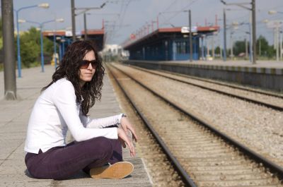 studentka siedząca czekająca na pociąg na dworcu kolejowym