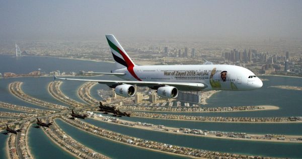 Parada lotnicza z okazji święta narodowego Zjednoczonych Emiratów Arabskich