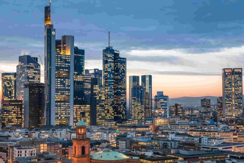 NIEMCY. Frankfurt am Main_Frankfurt_Skyline_Bankenviertel_in_den_Abendstunden, fot. Dietmar Scherf dla DZT