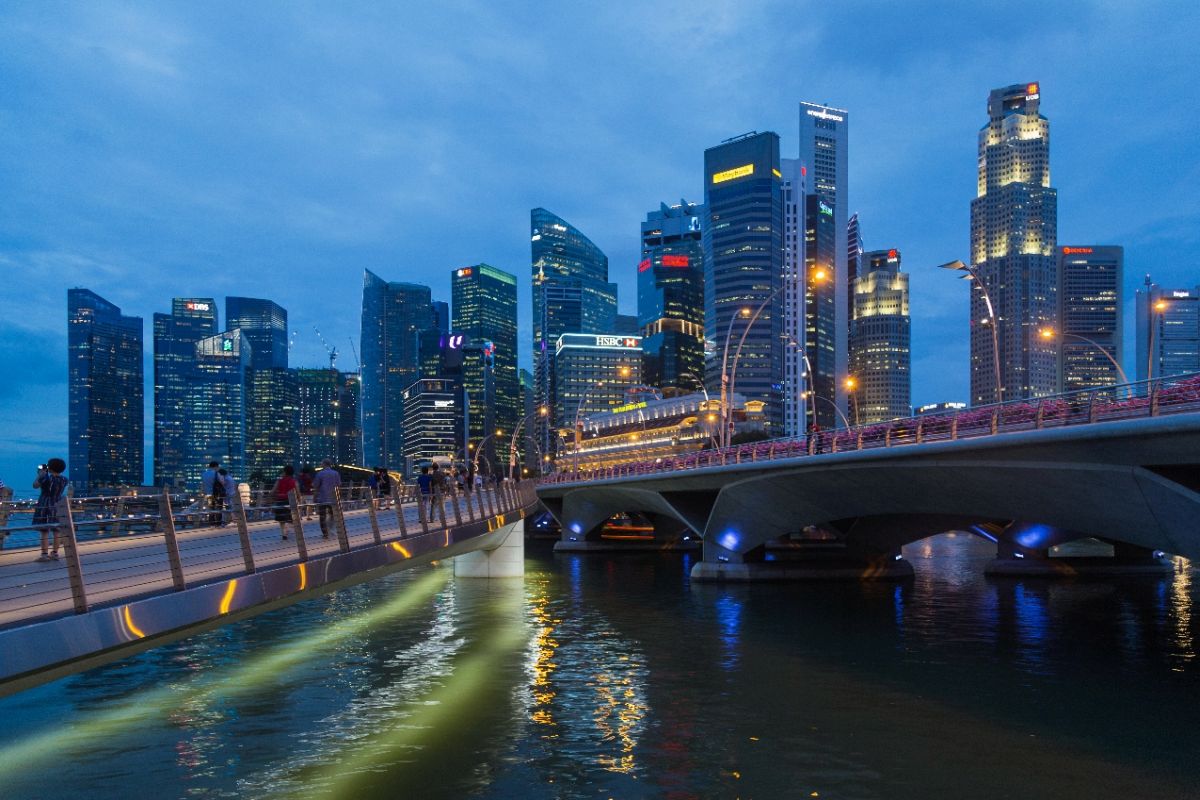 Evening view of the Central Business District from the Esplanade Promenade. Downtown Core, Central Region, Singapore, photo Marcin Konsek Wikimedia Commons