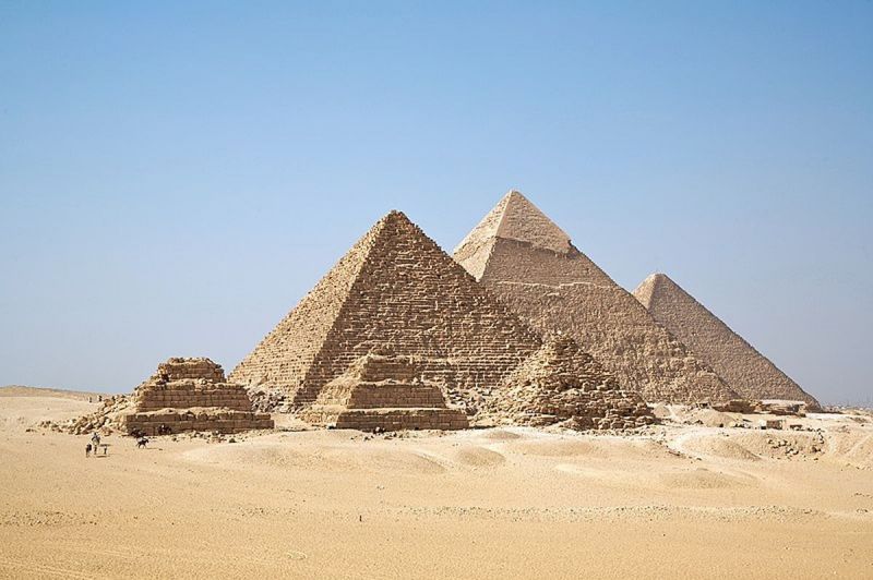 All Gizah Pyramids, fot. by Ricardo Liberato, CC BY-SA 2.0 <https://creativecommons.org/licenses/by-sa/2.0>, via Wikimedia Commons