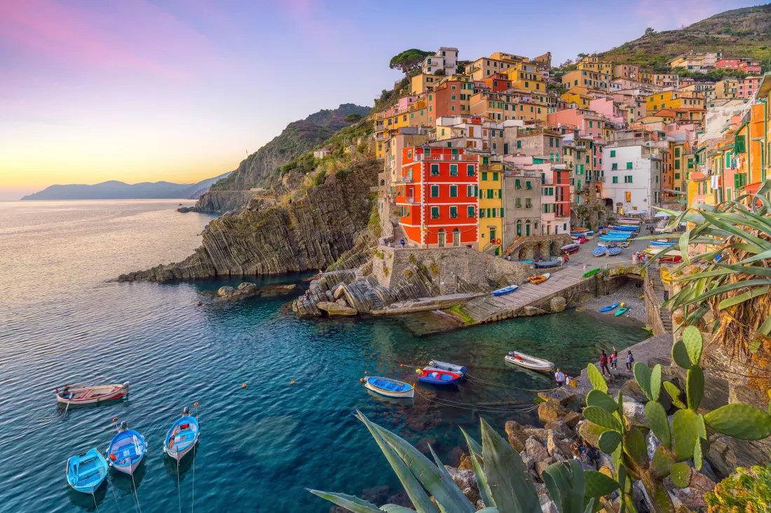 riomaggiore-first-city-cique-terre-sequence-hill-cities-liguria-italy