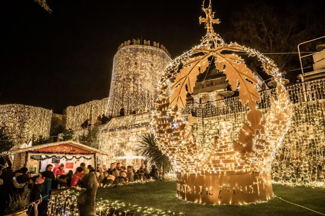 CHORWACJA. Dekoracje świąteczne, Twierdza Trsat, Rijeka ©CNTB, Julien Duval