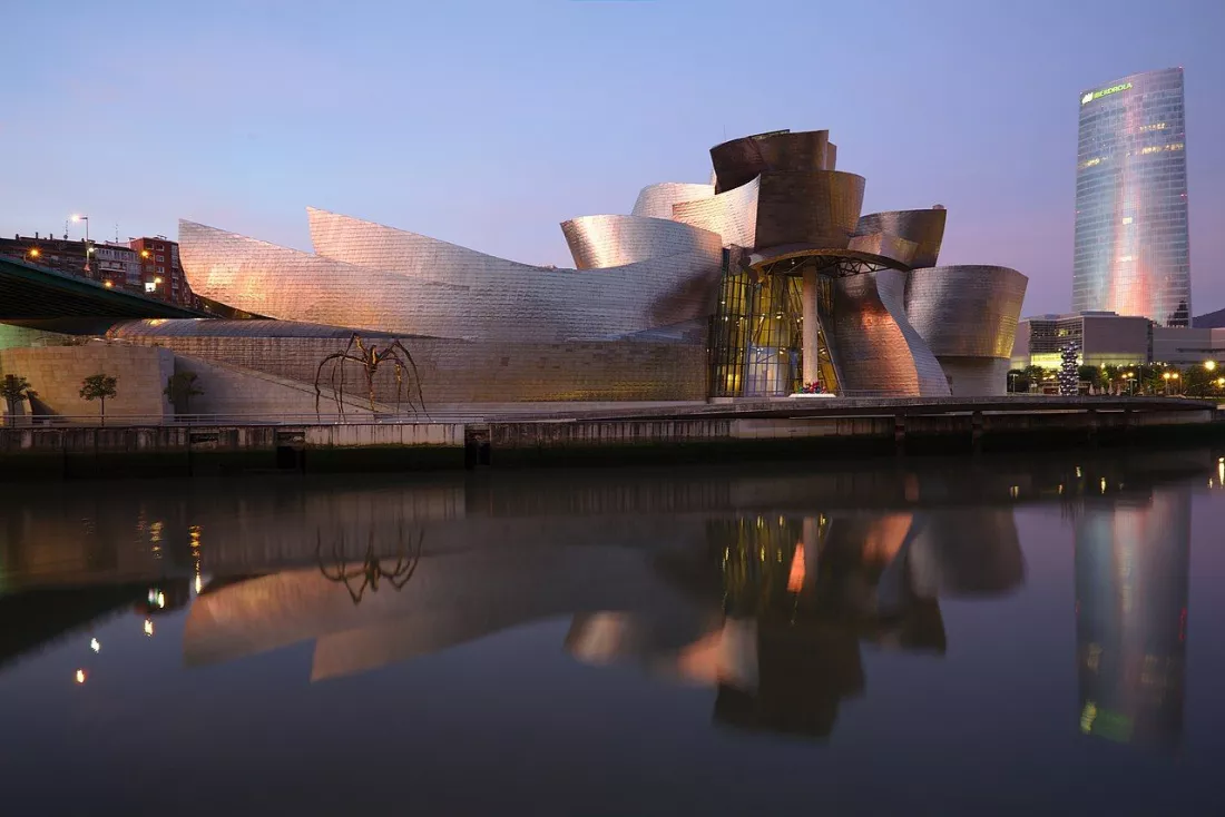 Bilbao_-_Guggenheim_aurore, fot. PA, CC BY-SA 4.0 <https://creativecommons.org/licenses/by-sa/4.0>, via Wikimedia Commons
